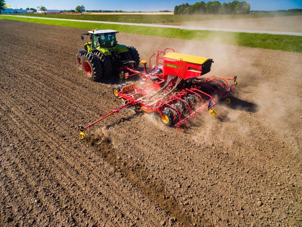 claas tractor pulling a vaderstad machine